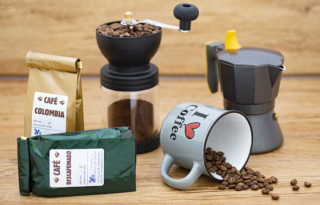 Pack de Café. Incluye taza, 2 tipos de cafés (1 de ellos descafeinado), molinillo de café y cafetera